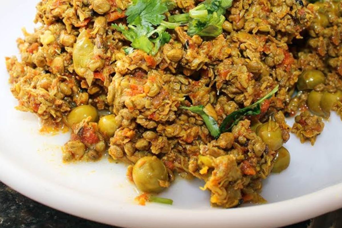 আগে গরম জলে ভিজিয়ে রাখা সজনে ফুল কড়াইতে দিন। আলতো করে মিশিয়ে নিন যাতে ফুল ভেঙে না যায়। সামান্য জল ছিটিয়ে ঢাকনা দিন। পাঁচ মিনিট দমে রাখলেই ফুল নরম হয়ে যাবে এবং মশলার সঙ্গে মিশে যাবে। উপরে ১ চামচ সর্ষে বাটা ছড়িয়ে ভালো করে নাড়ুন। আঁচ বন্ধ করে সর্ষের তেল ছড়িয়ে দিন।
